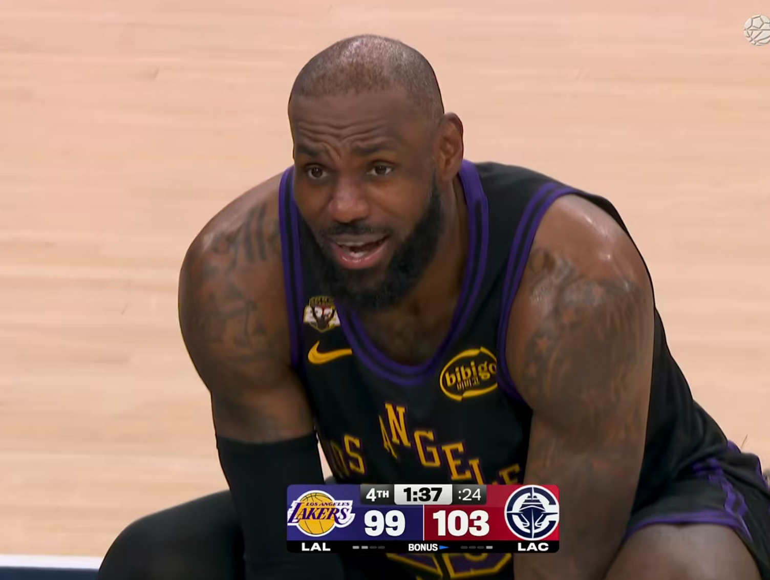 世界杯比赛竞猜-撑杆跳没哨，锁喉不犯规！四大黑哨助力湖人还输球，难怪詹皇急眼