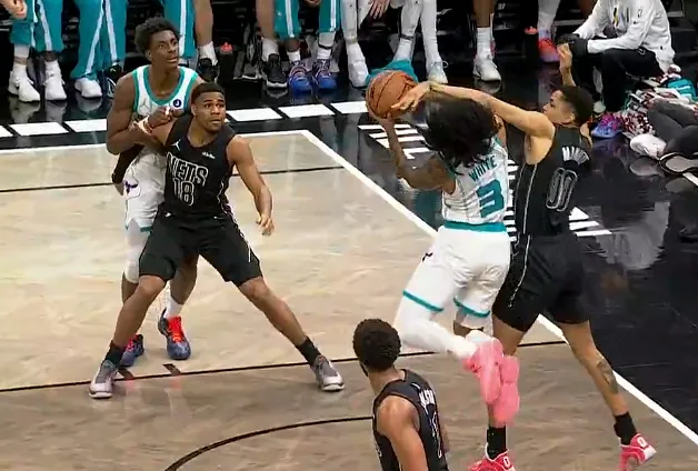 世界杯比赛竞猜-米诺特防守下压直接打到怀特面部，裁判回看吹罚一级恶意